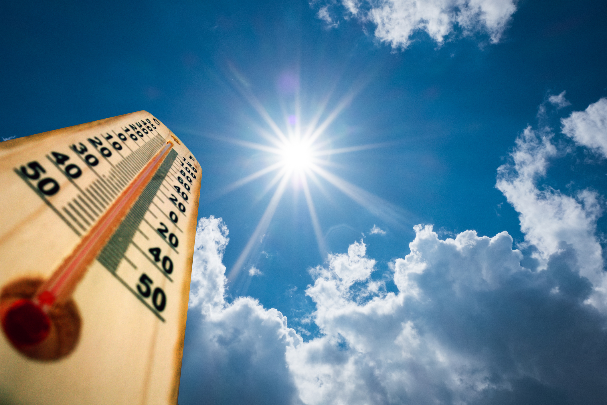 iStock-824845572_Thermometer Sun high Degres.jpg